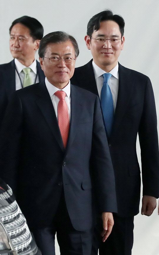 인도를 국빈 방문 중인 문재인 대통령이 9일 오후 인도 우타르프라데시주 노이다시 삼성전자 제2공장 준공식에 도착해 이재용 삼성전자 부회장의 안내를 받으며 행사장으로 입장하고 있다.